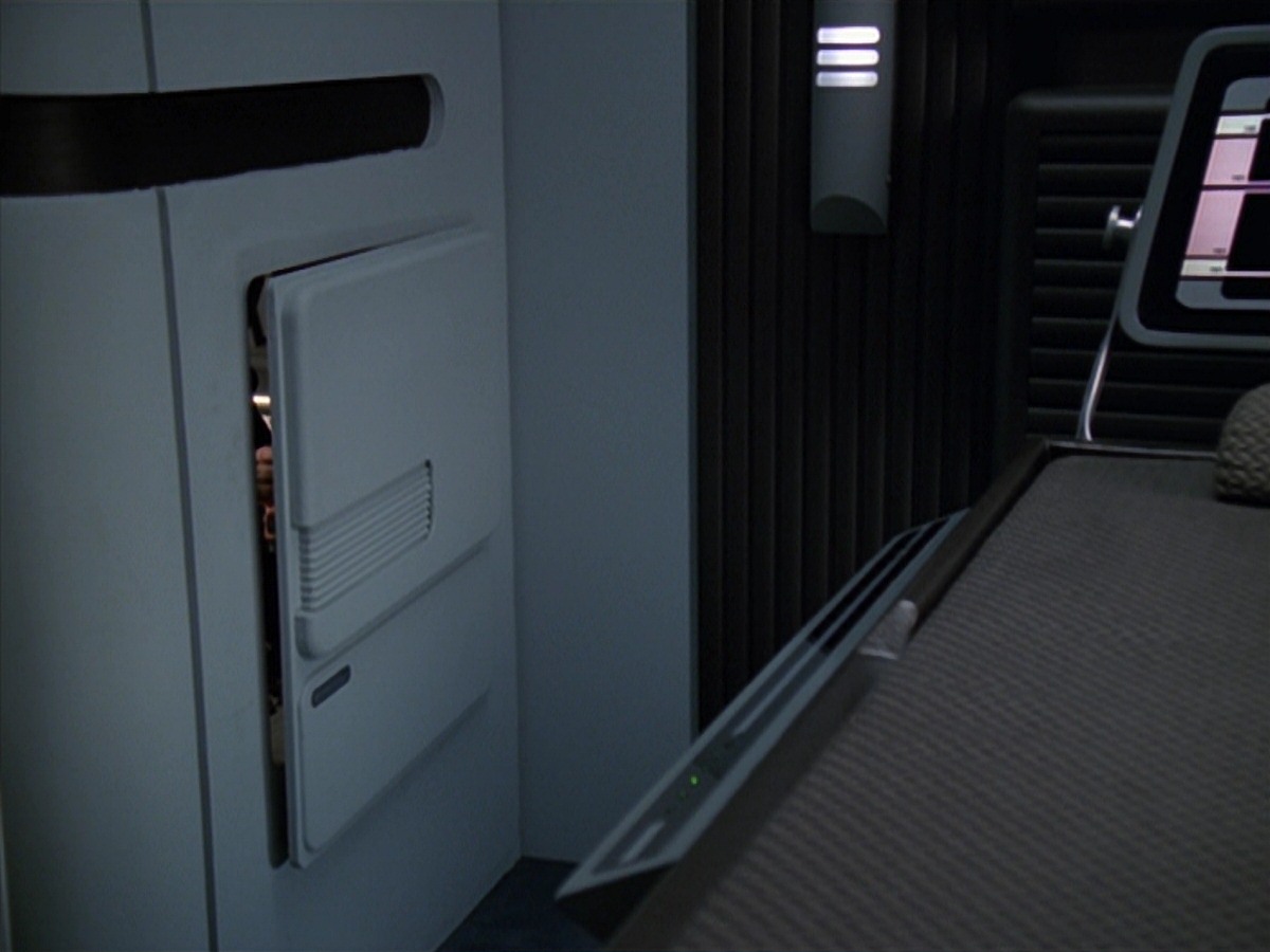 extant_StarTrek_VOY_7x11-Shattered_0878.jpg