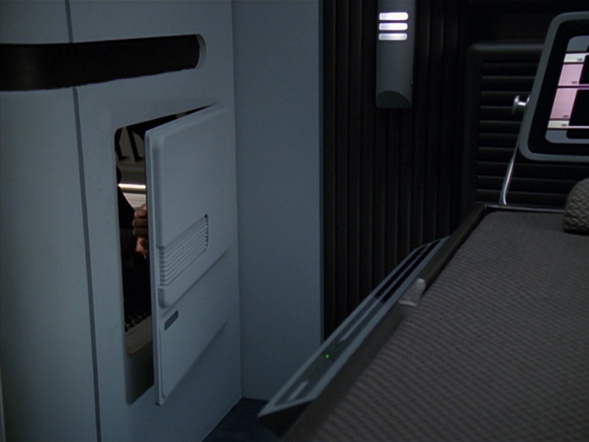 extant_StarTrek_VOY_7x11-Shattered_0879.jpg