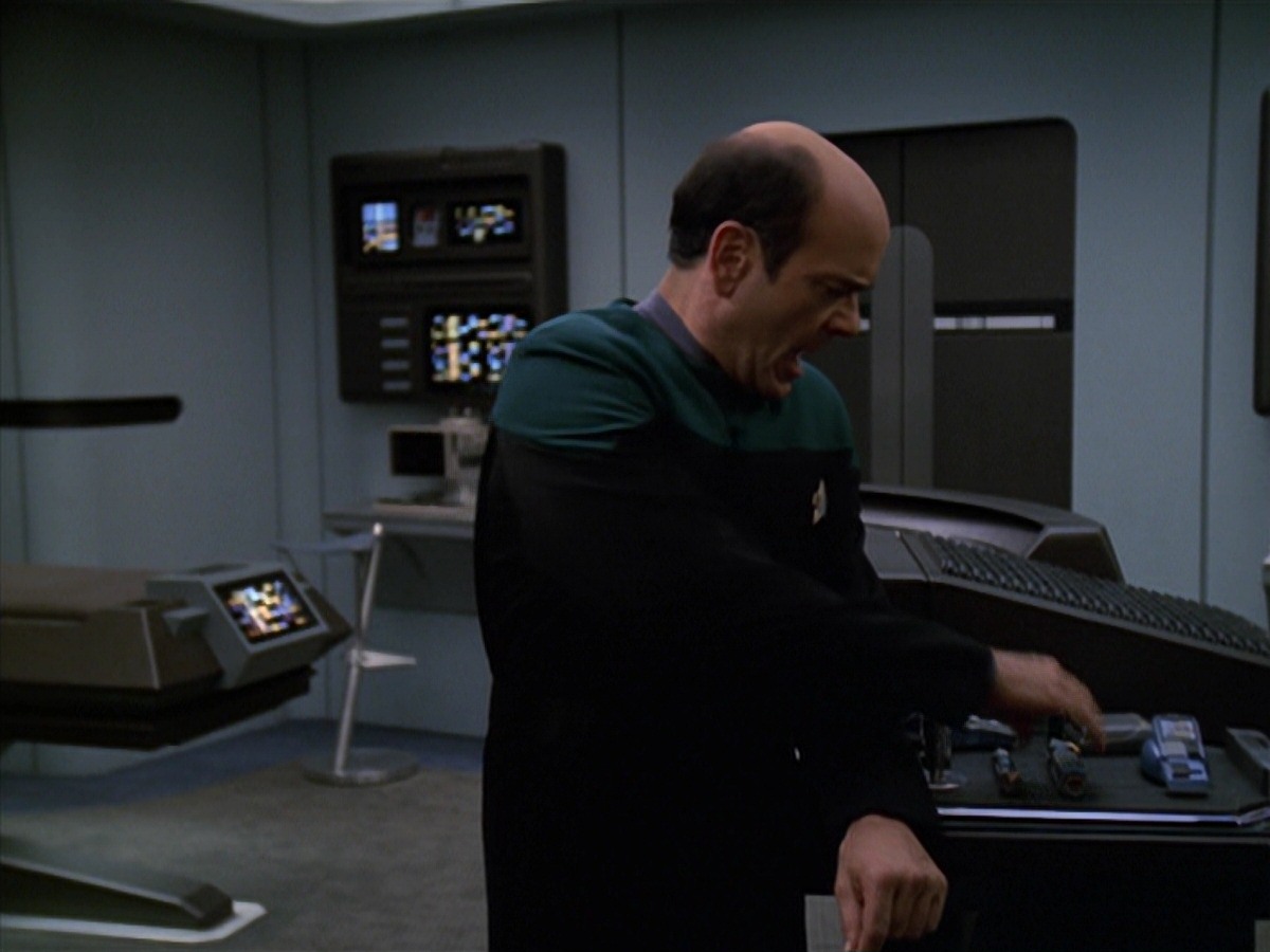 extant_StarTrek_VOY_7x11-Shattered_0885.jpg