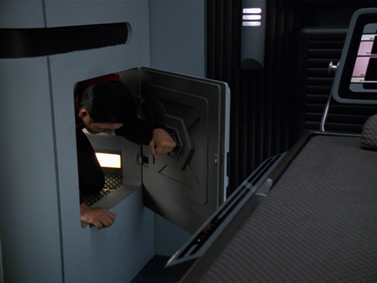 extant_StarTrek_VOY_7x11-Shattered_0886.jpg
