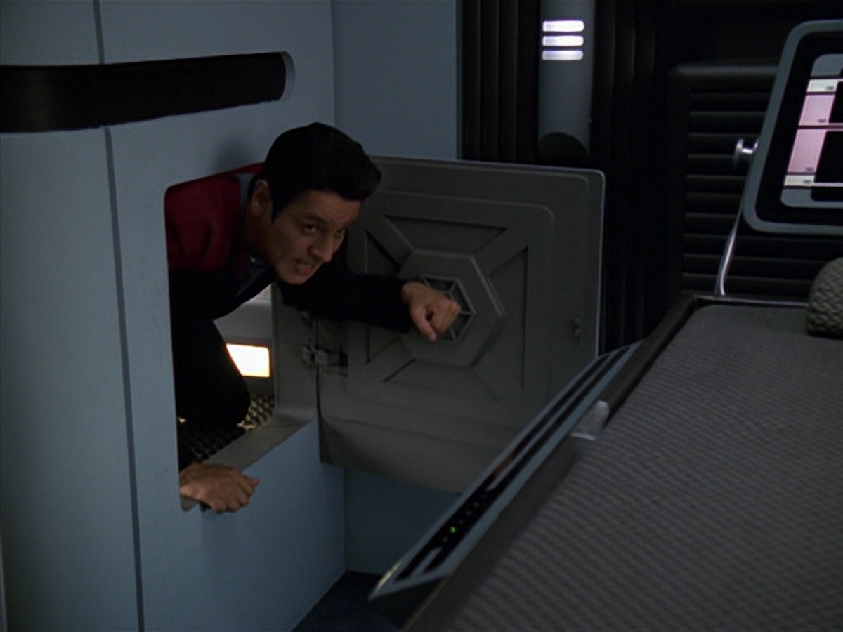 extant_StarTrek_VOY_7x11-Shattered_0887.jpg