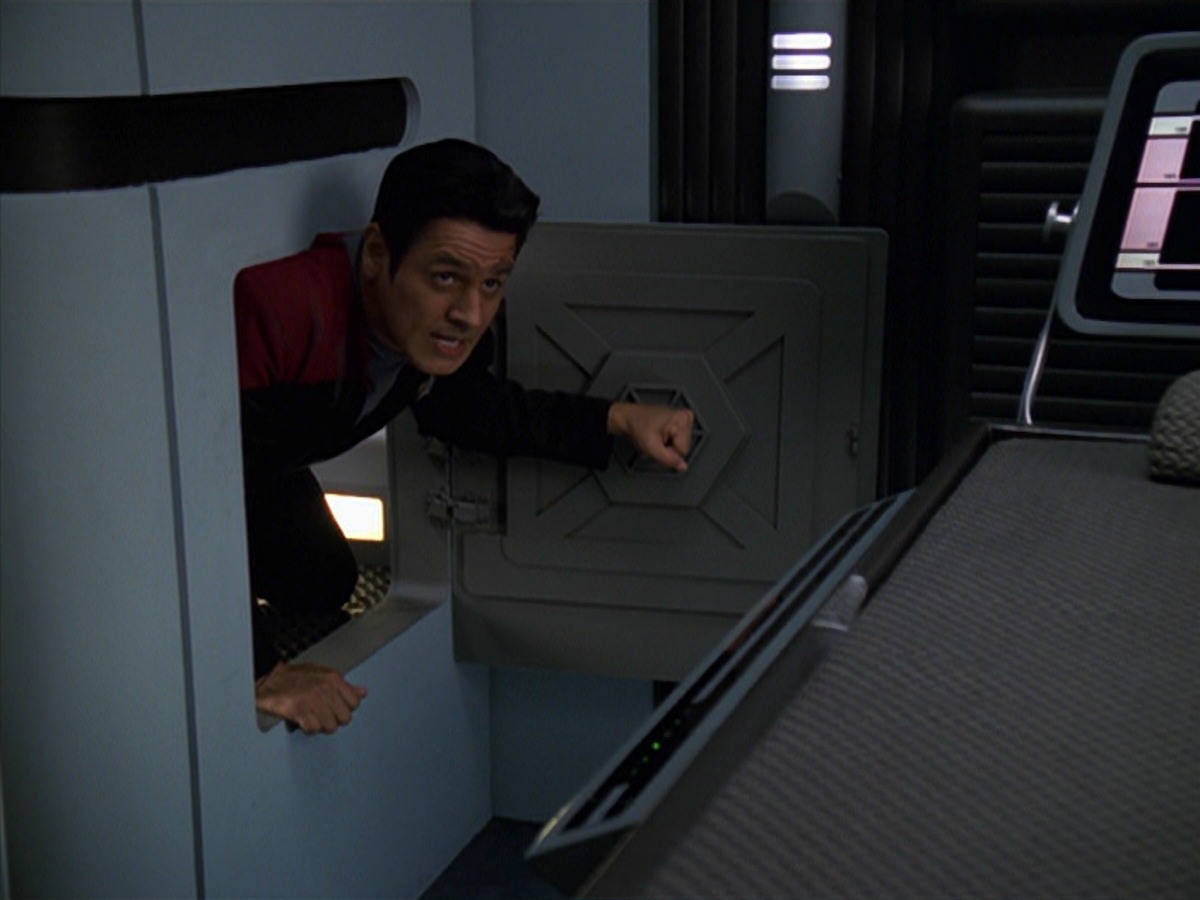 extant_StarTrek_VOY_7x11-Shattered_0888.jpg