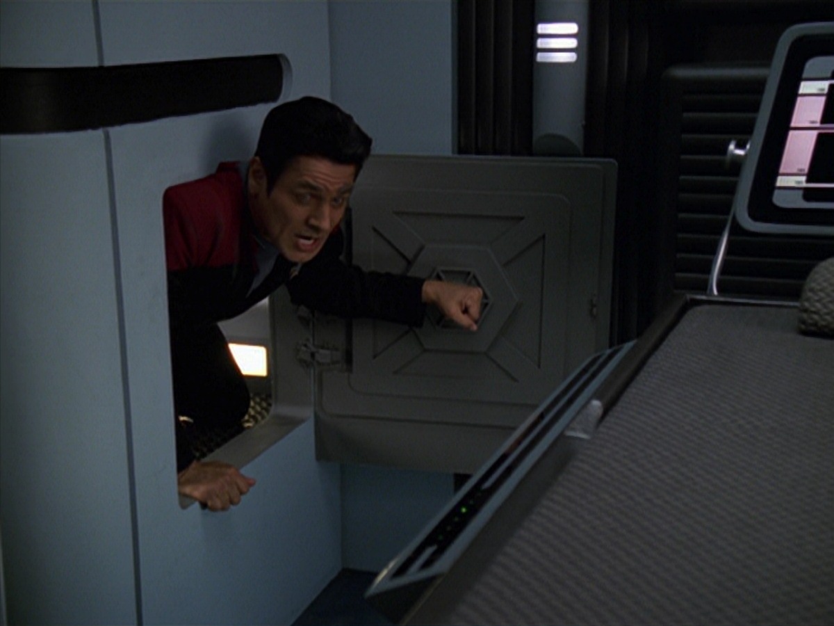 extant_StarTrek_VOY_7x11-Shattered_0889.jpg
