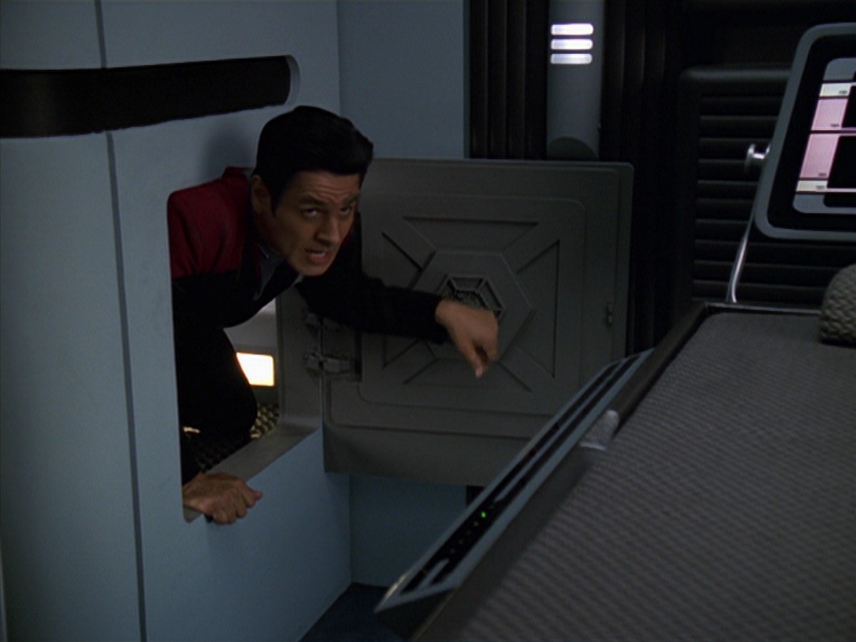 extant_StarTrek_VOY_7x11-Shattered_0890.jpg
