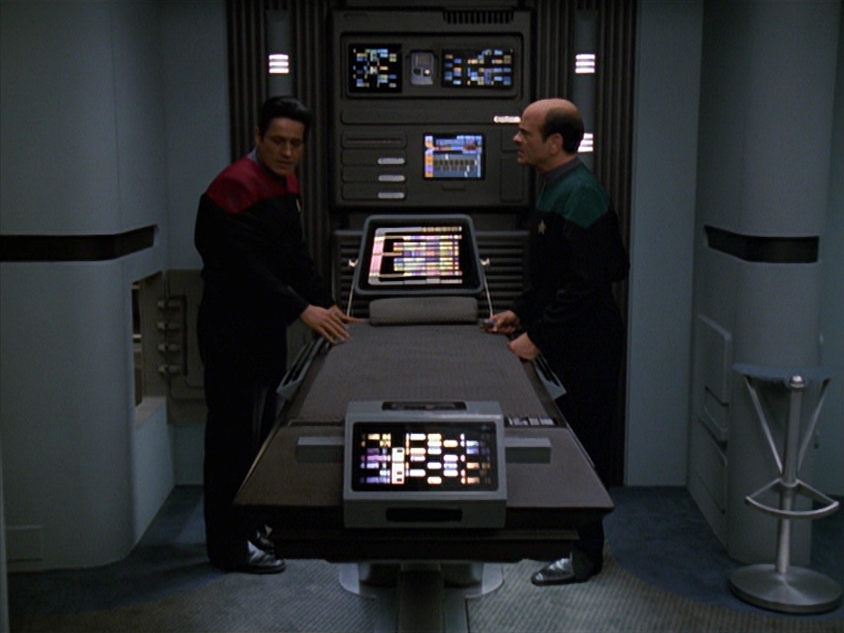 extant_StarTrek_VOY_7x11-Shattered_0901.jpg