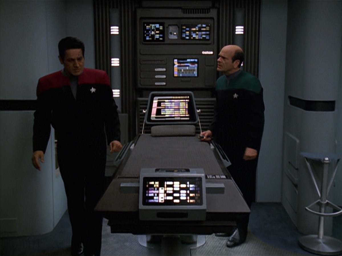 extant_StarTrek_VOY_7x11-Shattered_0903.jpg