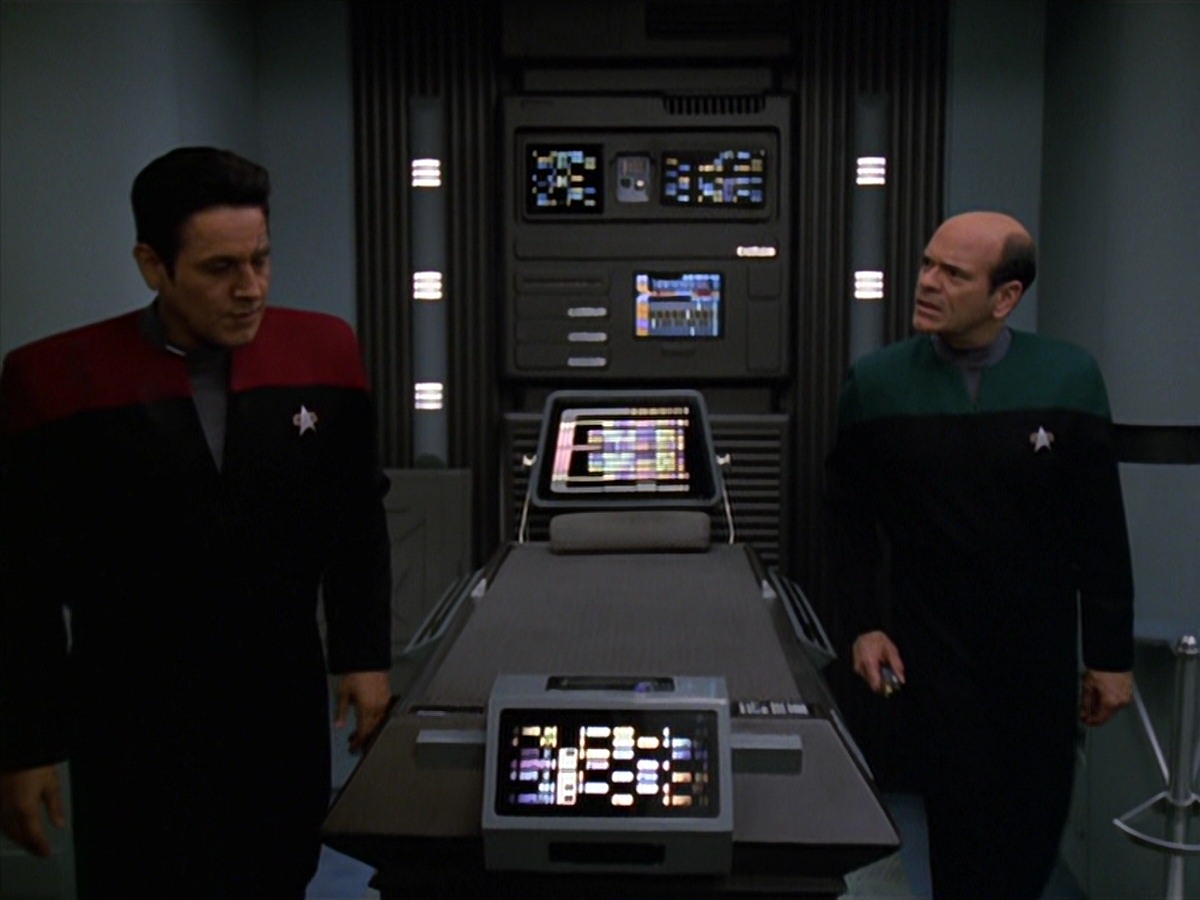 extant_StarTrek_VOY_7x11-Shattered_0905.jpg