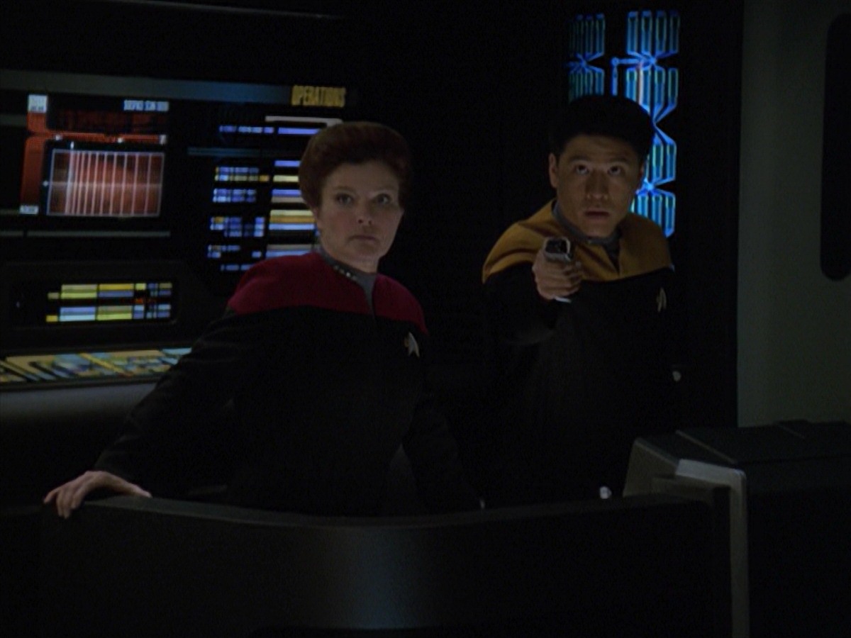 extant_StarTrek_VOY_7x11-Shattered_0987.jpg