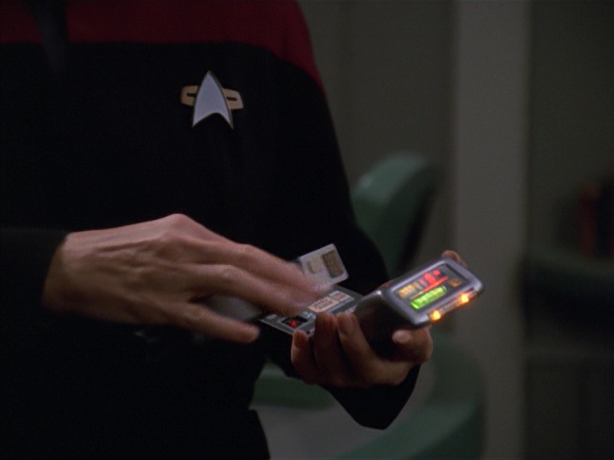 extant_StarTrek_VOY_7x11-Shattered_1076.jpg