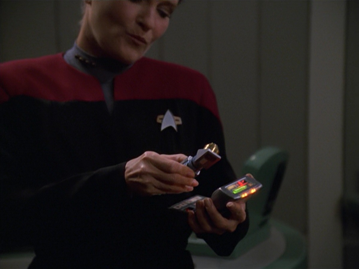 extant_StarTrek_VOY_7x11-Shattered_1078.jpg