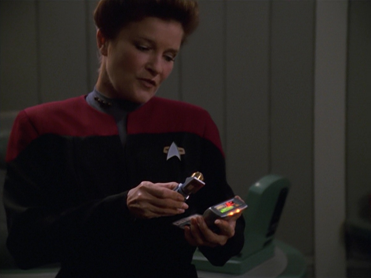 extant_StarTrek_VOY_7x11-Shattered_1079.jpg