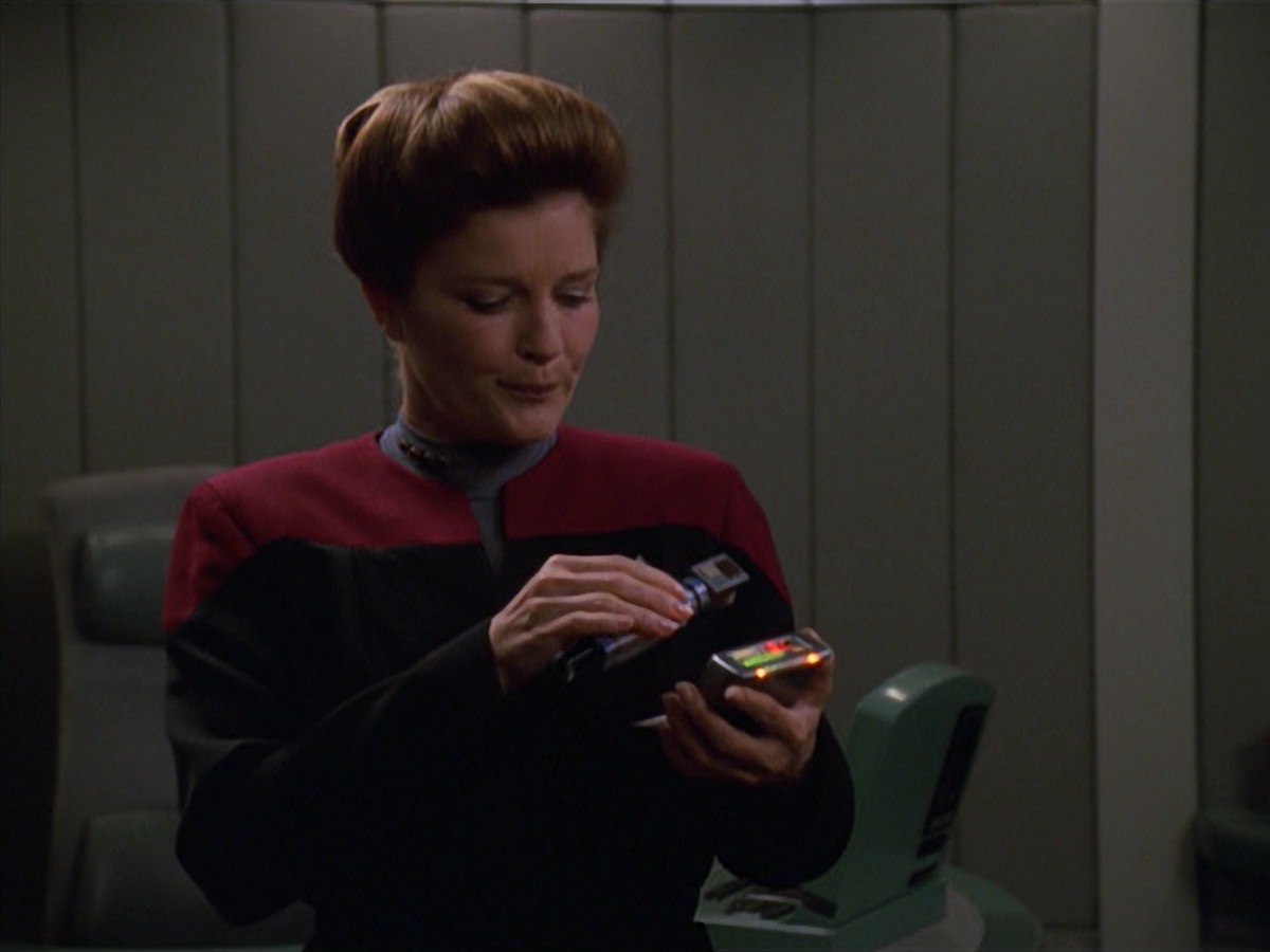 extant_StarTrek_VOY_7x11-Shattered_1089.jpg