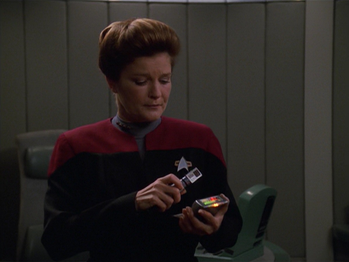 extant_StarTrek_VOY_7x11-Shattered_1105.jpg