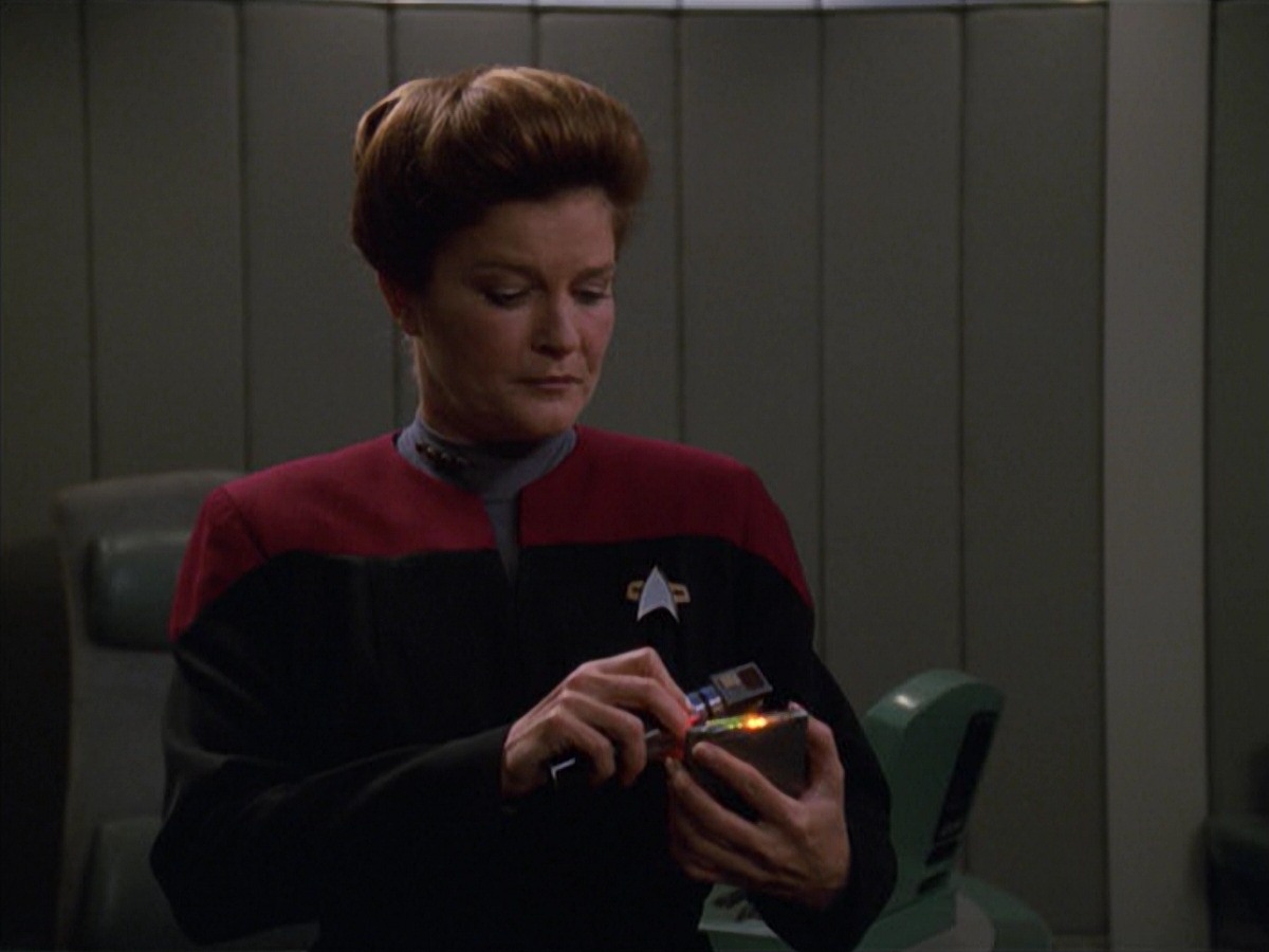 extant_StarTrek_VOY_7x11-Shattered_1106.jpg