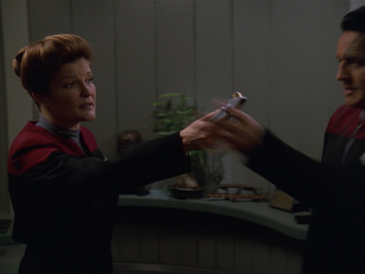 extant_StarTrek_VOY_7x11-Shattered_1126.jpg