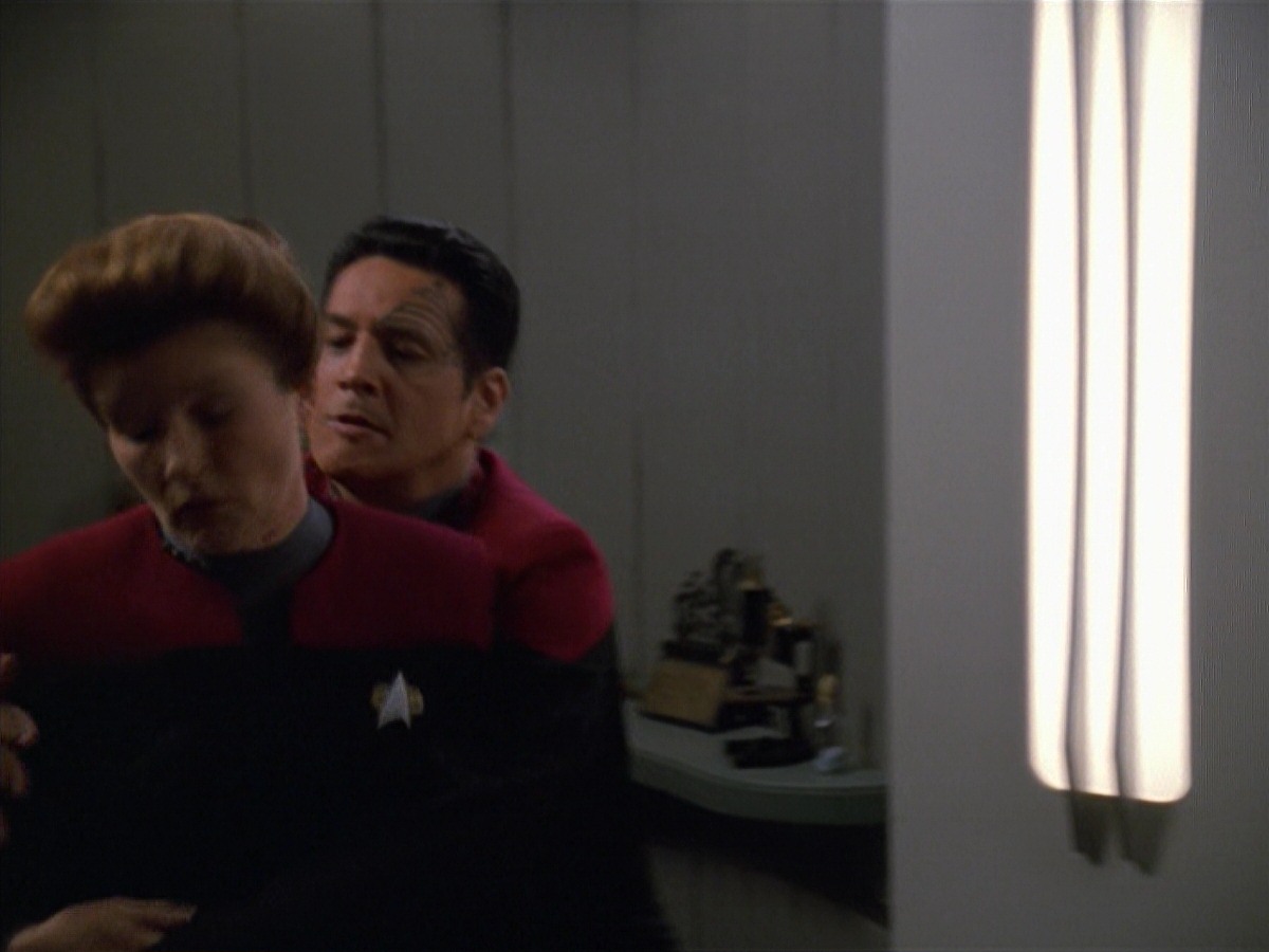 extant_StarTrek_VOY_7x11-Shattered_1127.jpg