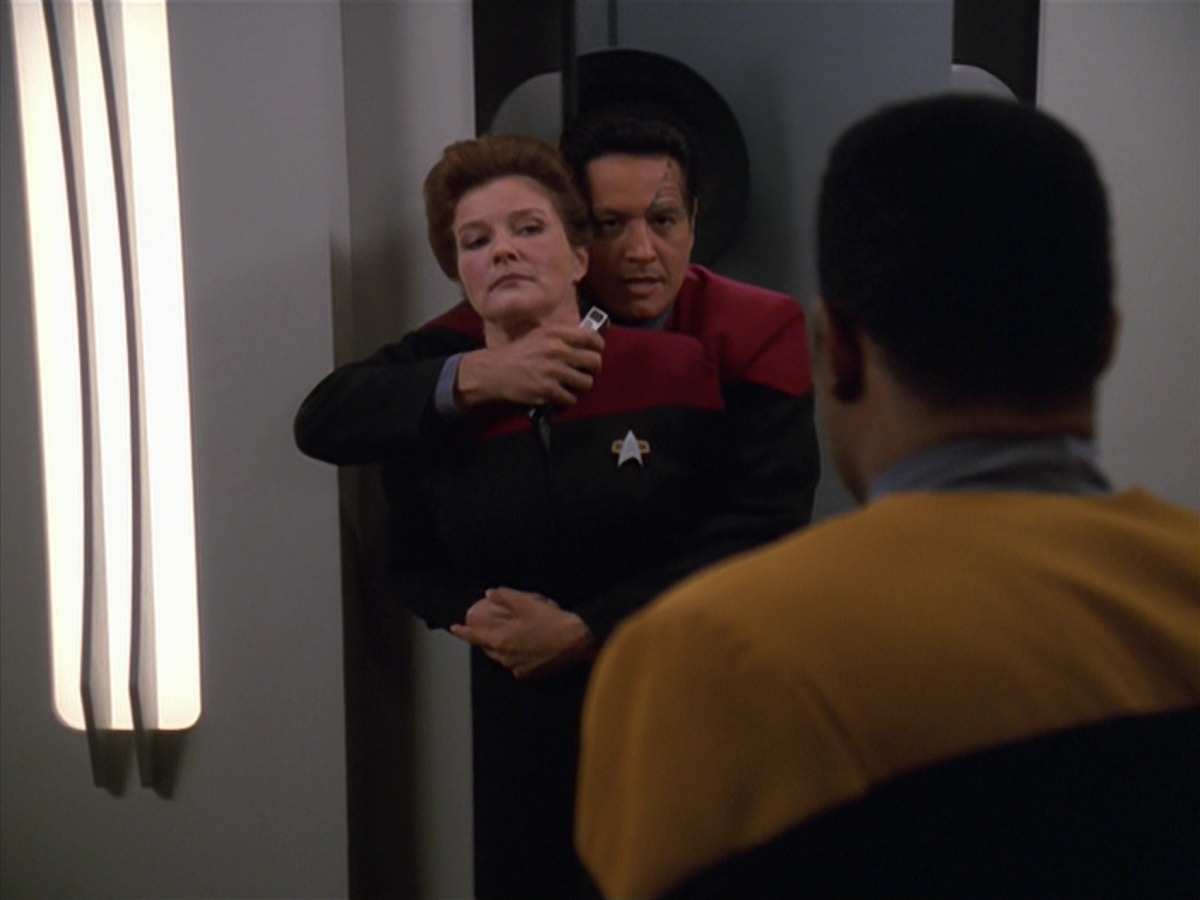 extant_StarTrek_VOY_7x11-Shattered_1134.jpg