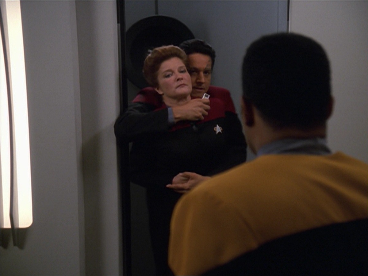 extant_StarTrek_VOY_7x11-Shattered_1136.jpg