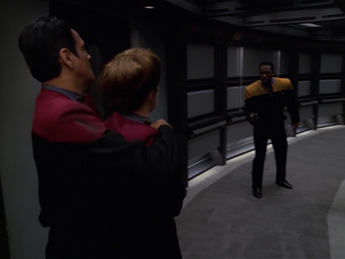 extant_StarTrek_VOY_7x11-Shattered_1147.jpg