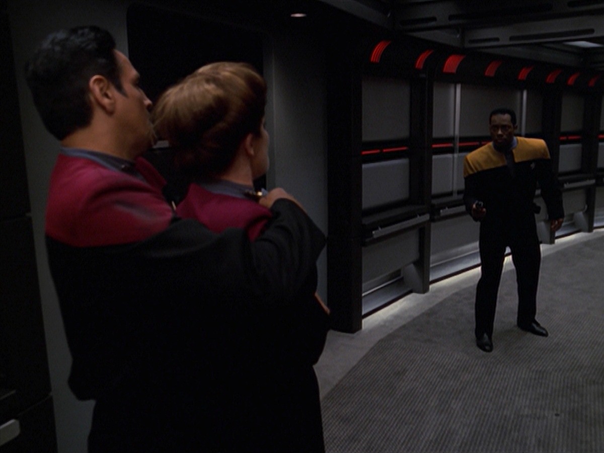 extant_StarTrek_VOY_7x11-Shattered_1149.jpg