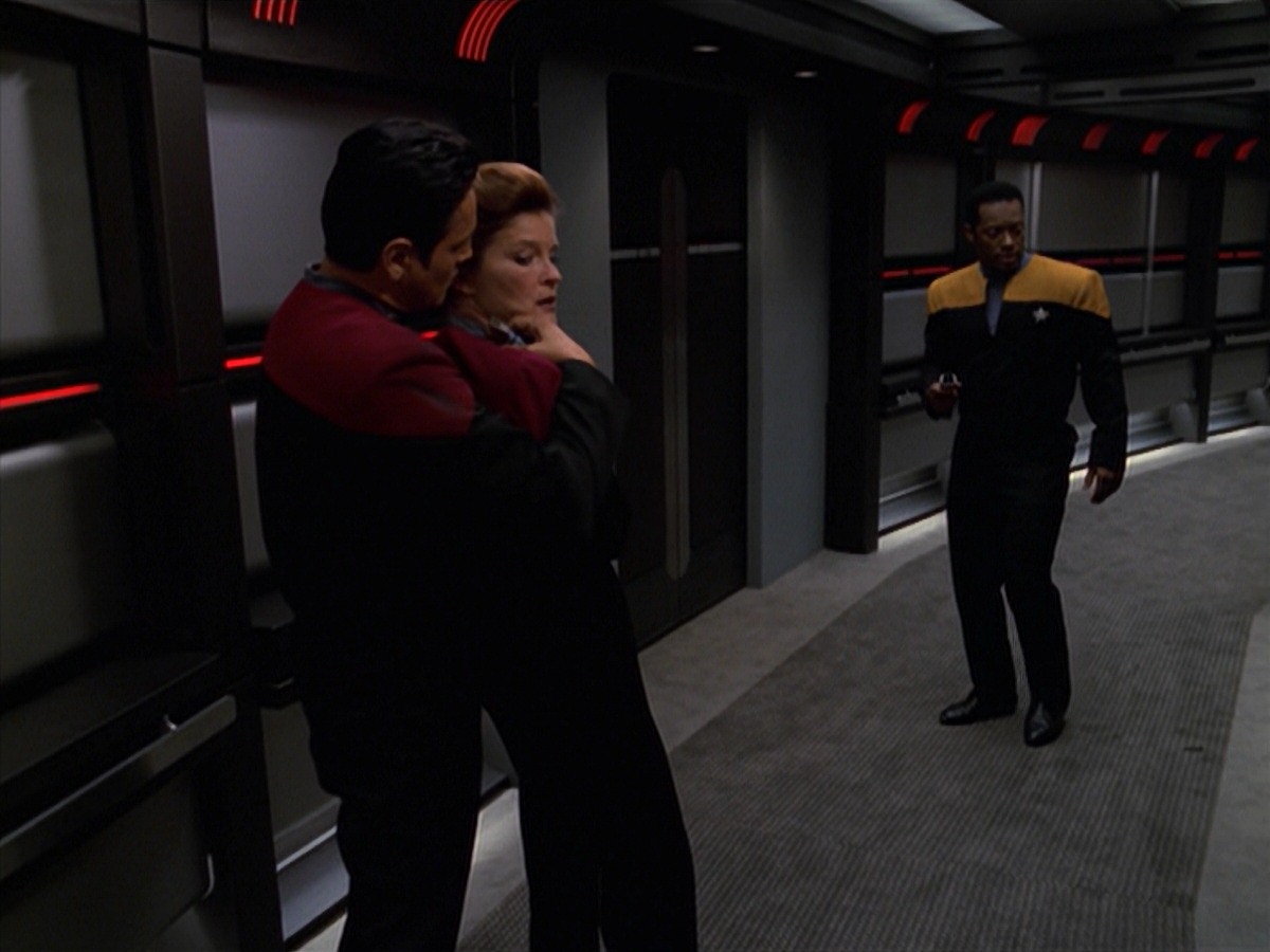 extant_StarTrek_VOY_7x11-Shattered_1168.jpg