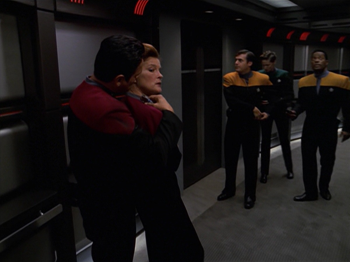 extant_StarTrek_VOY_7x11-Shattered_1176.jpg
