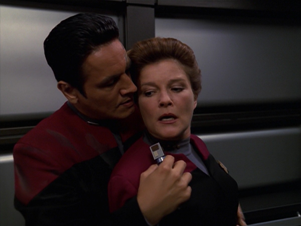 extant_StarTrek_VOY_7x11-Shattered_1187.jpg
