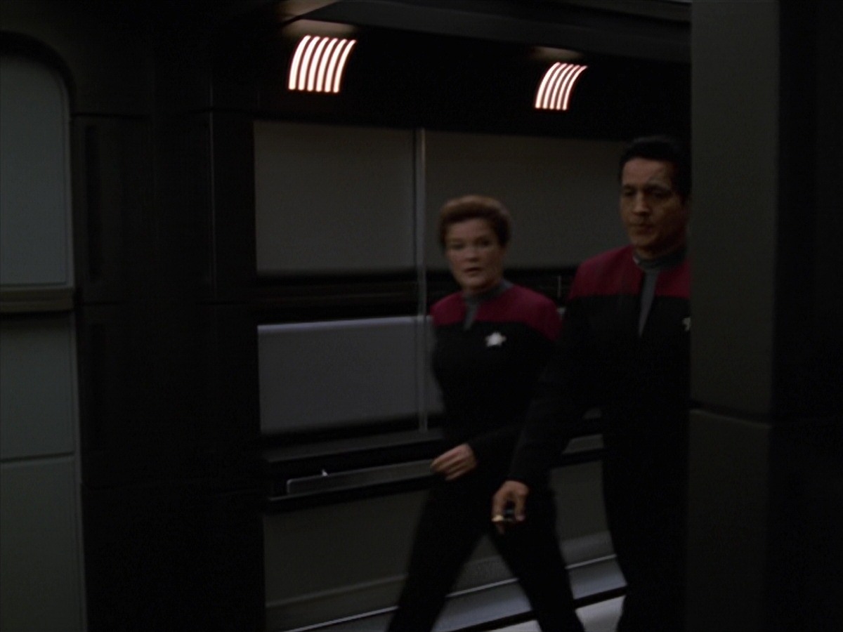 extant_StarTrek_VOY_7x11-Shattered_1216.jpg