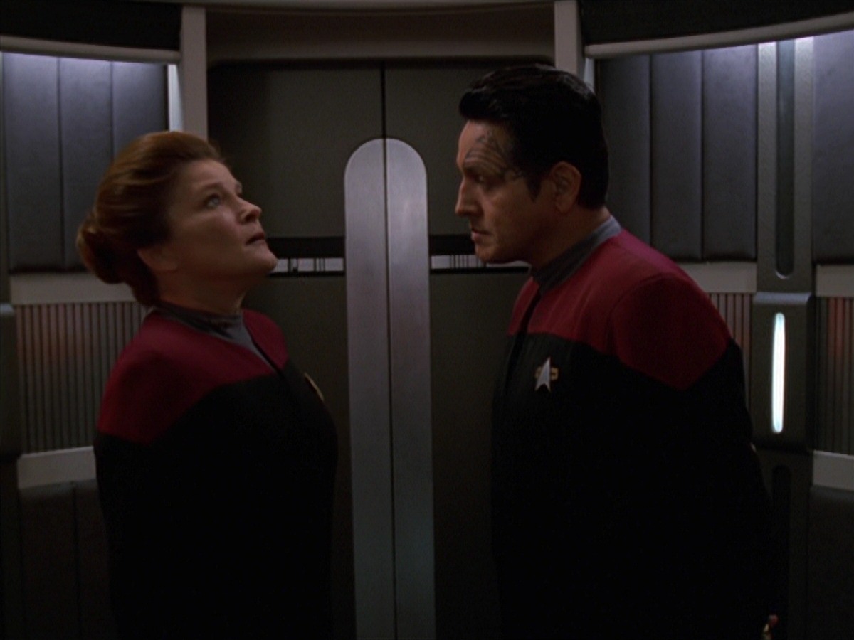 extant_StarTrek_VOY_7x11-Shattered_1278.jpg