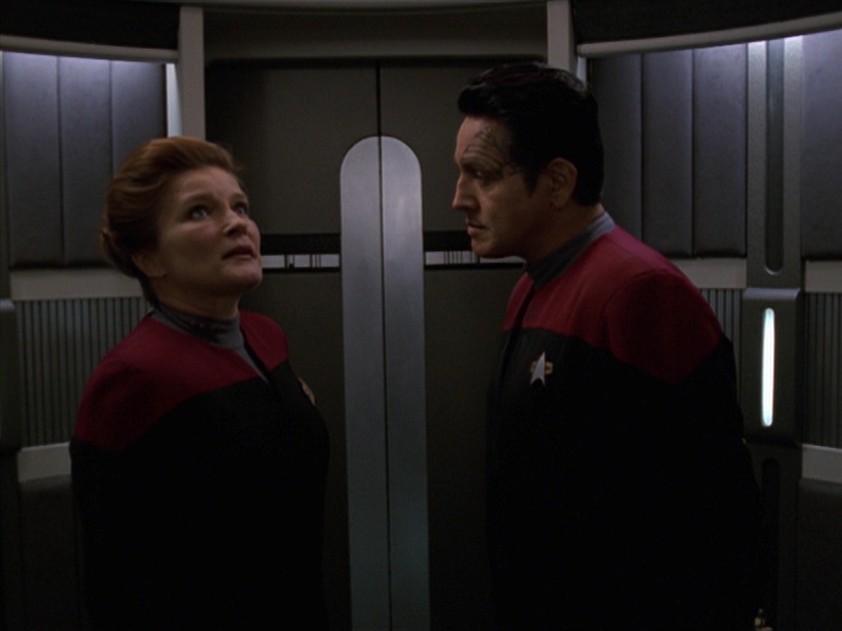 extant_StarTrek_VOY_7x11-Shattered_1279.jpg