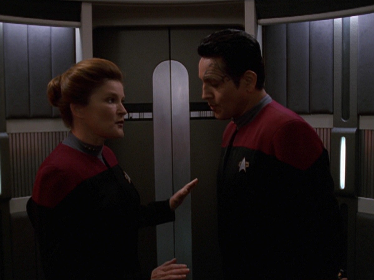 extant_StarTrek_VOY_7x11-Shattered_1285.jpg