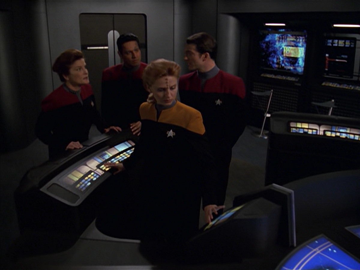 extant_StarTrek_VOY_7x11-Shattered_1413.jpg