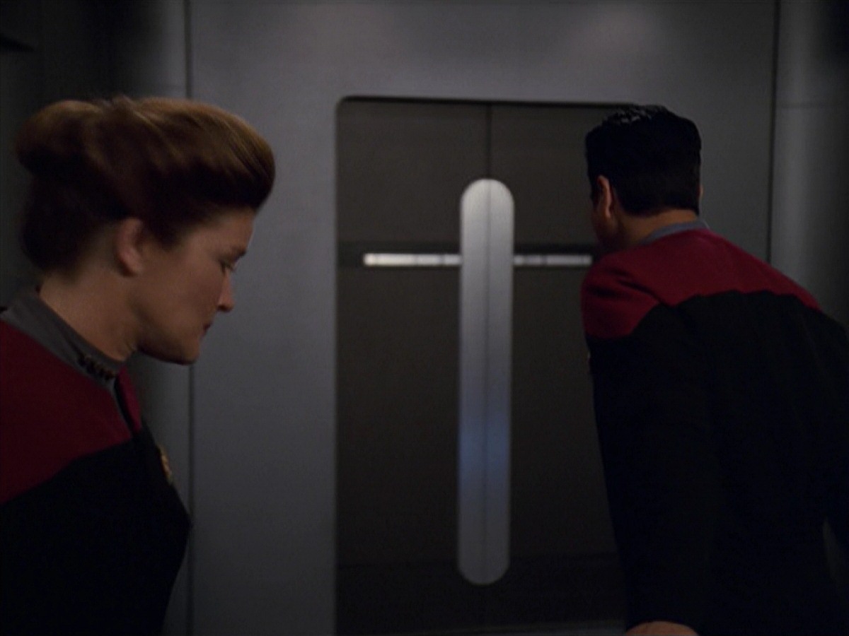 extant_StarTrek_VOY_7x11-Shattered_1496.jpg