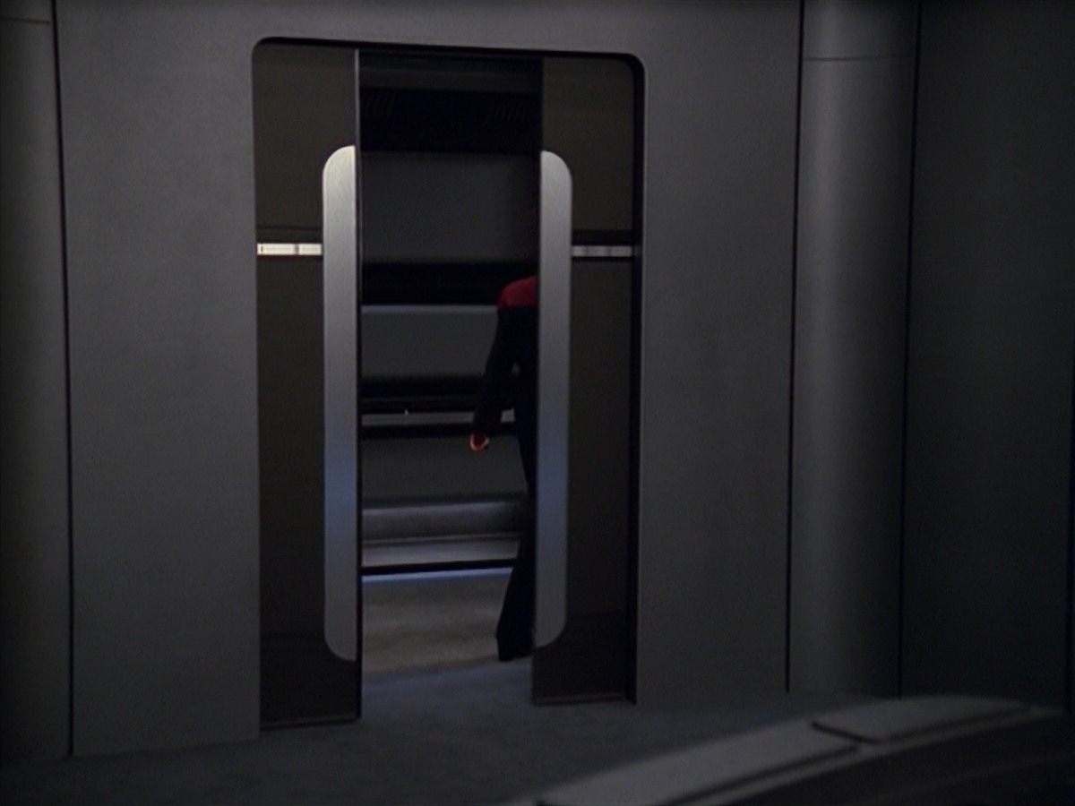 extant_StarTrek_VOY_7x11-Shattered_1518.jpg