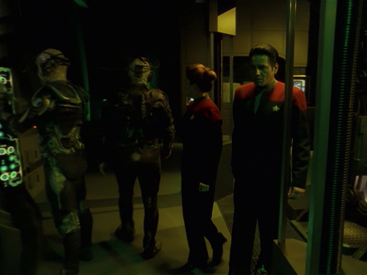 extant_StarTrek_VOY_7x11-Shattered_1550.jpg