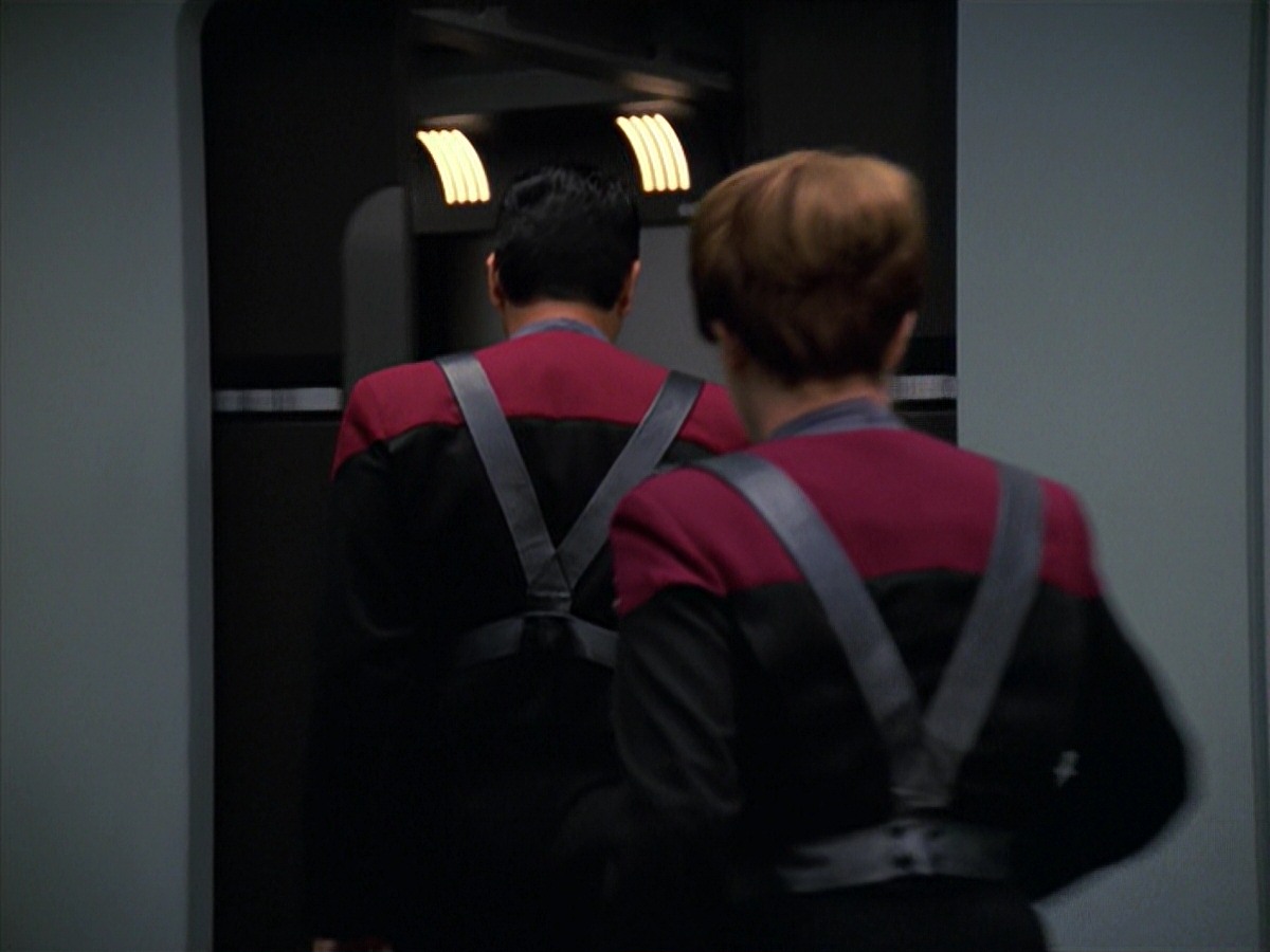 extant_StarTrek_VOY_7x11-Shattered_1891.jpg
