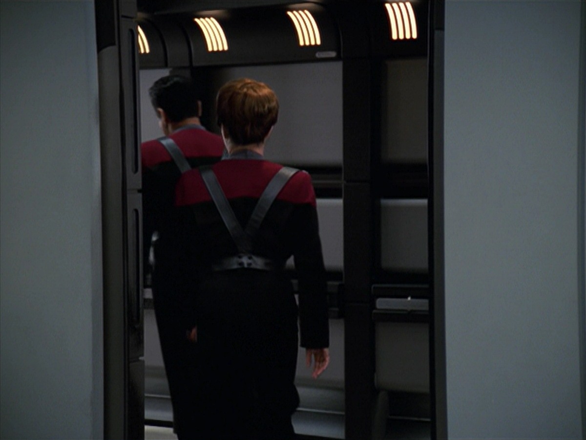extant_StarTrek_VOY_7x11-Shattered_1893.jpg