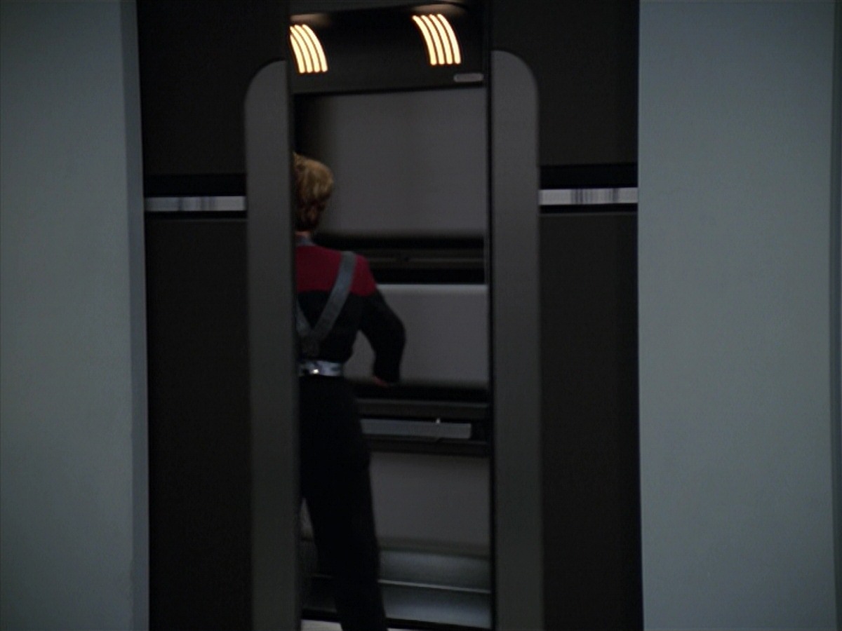 extant_StarTrek_VOY_7x11-Shattered_1894.jpg