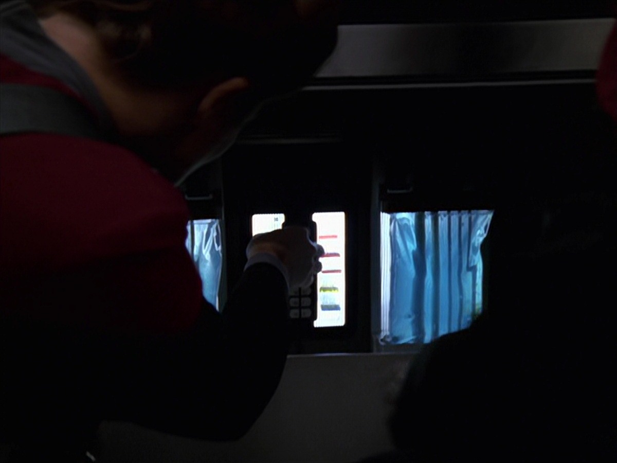 extant_StarTrek_VOY_7x11-Shattered_1900.jpg