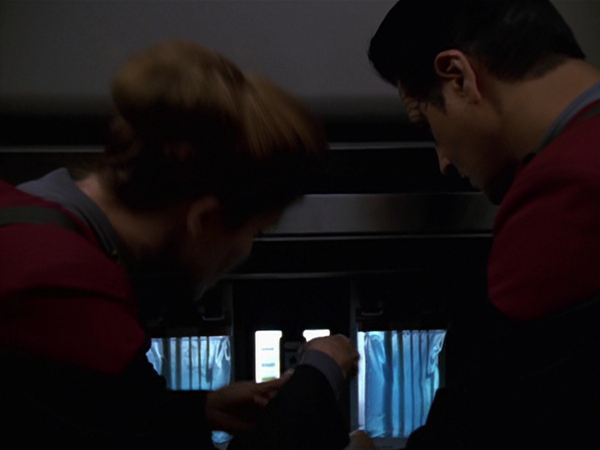 extant_StarTrek_VOY_7x11-Shattered_1903.jpg