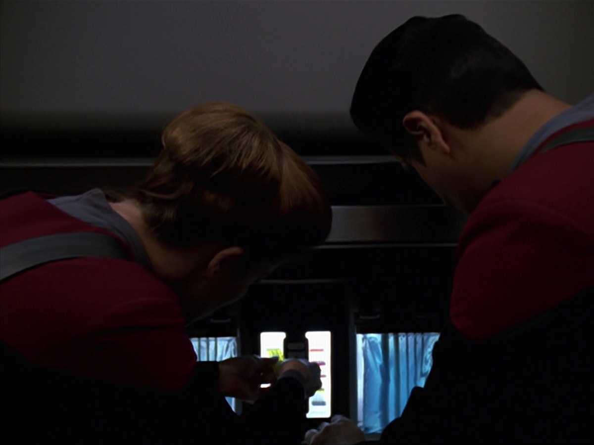 extant_StarTrek_VOY_7x11-Shattered_1904.jpg