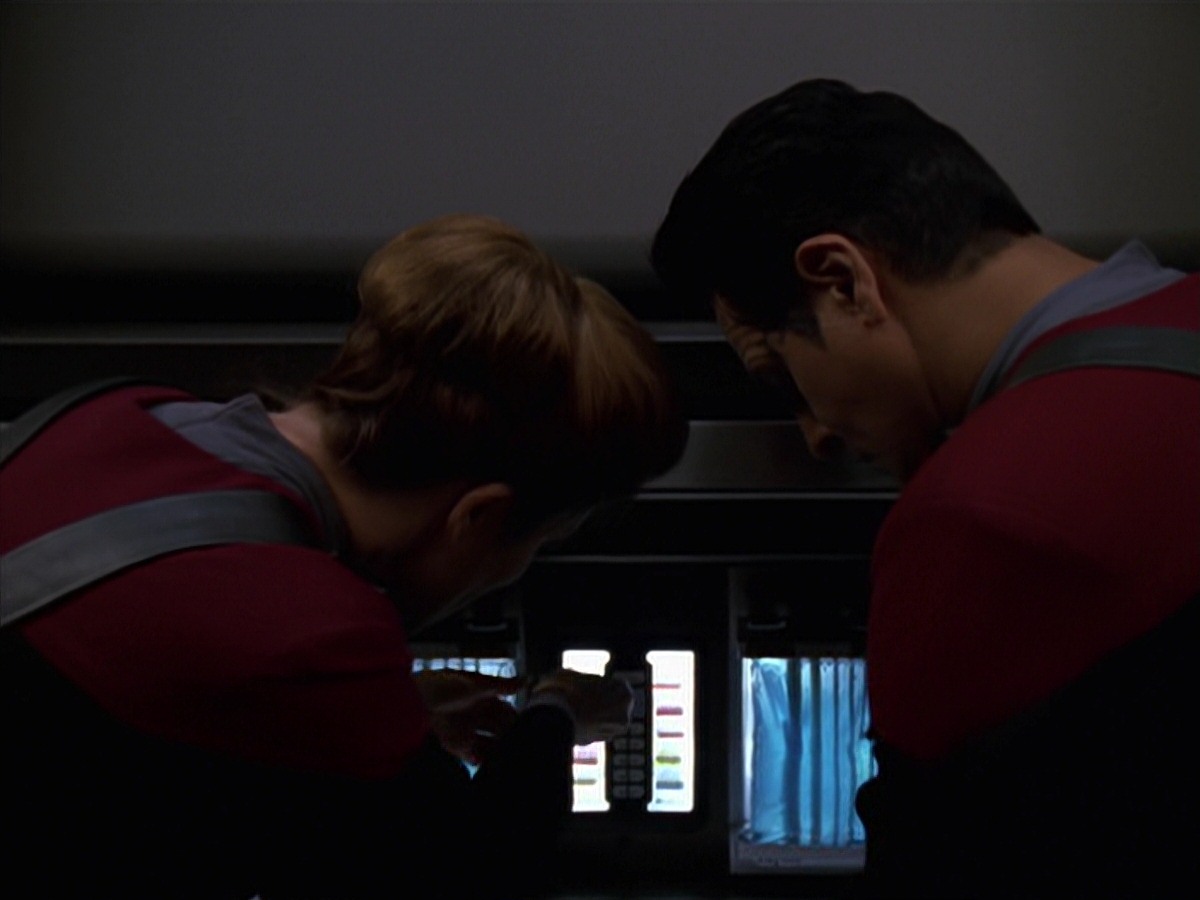 extant_StarTrek_VOY_7x11-Shattered_1906.jpg