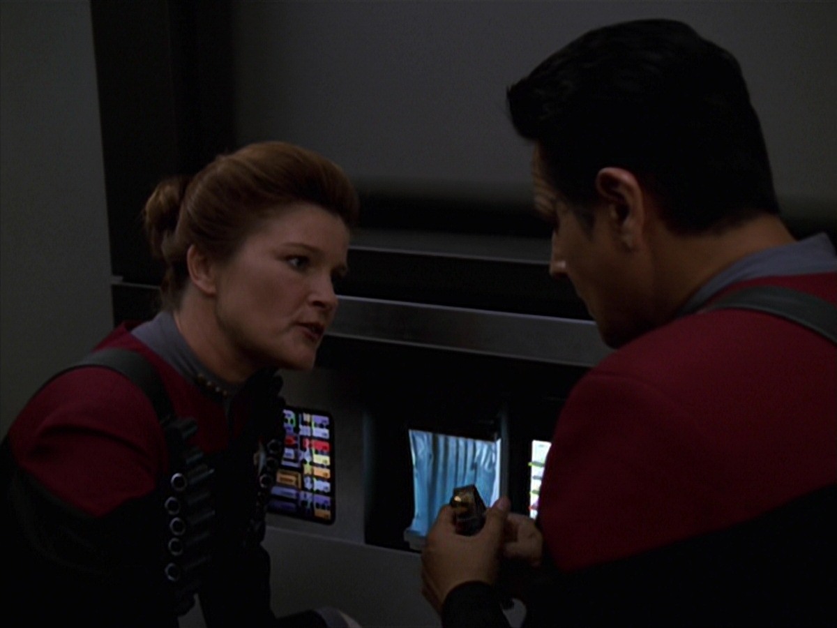 extant_StarTrek_VOY_7x11-Shattered_1913.jpg