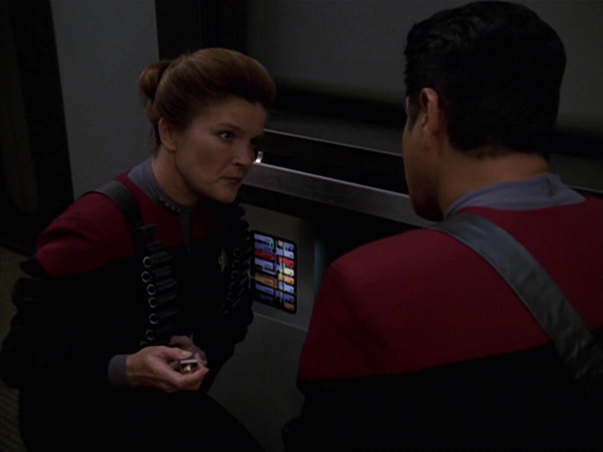 extant_StarTrek_VOY_7x11-Shattered_1941.jpg