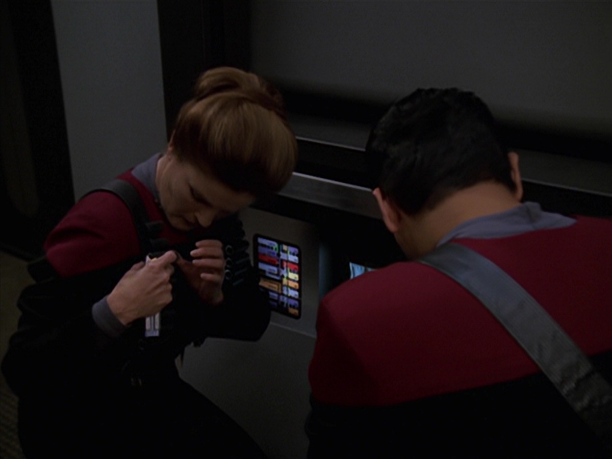 extant_StarTrek_VOY_7x11-Shattered_1942.jpg