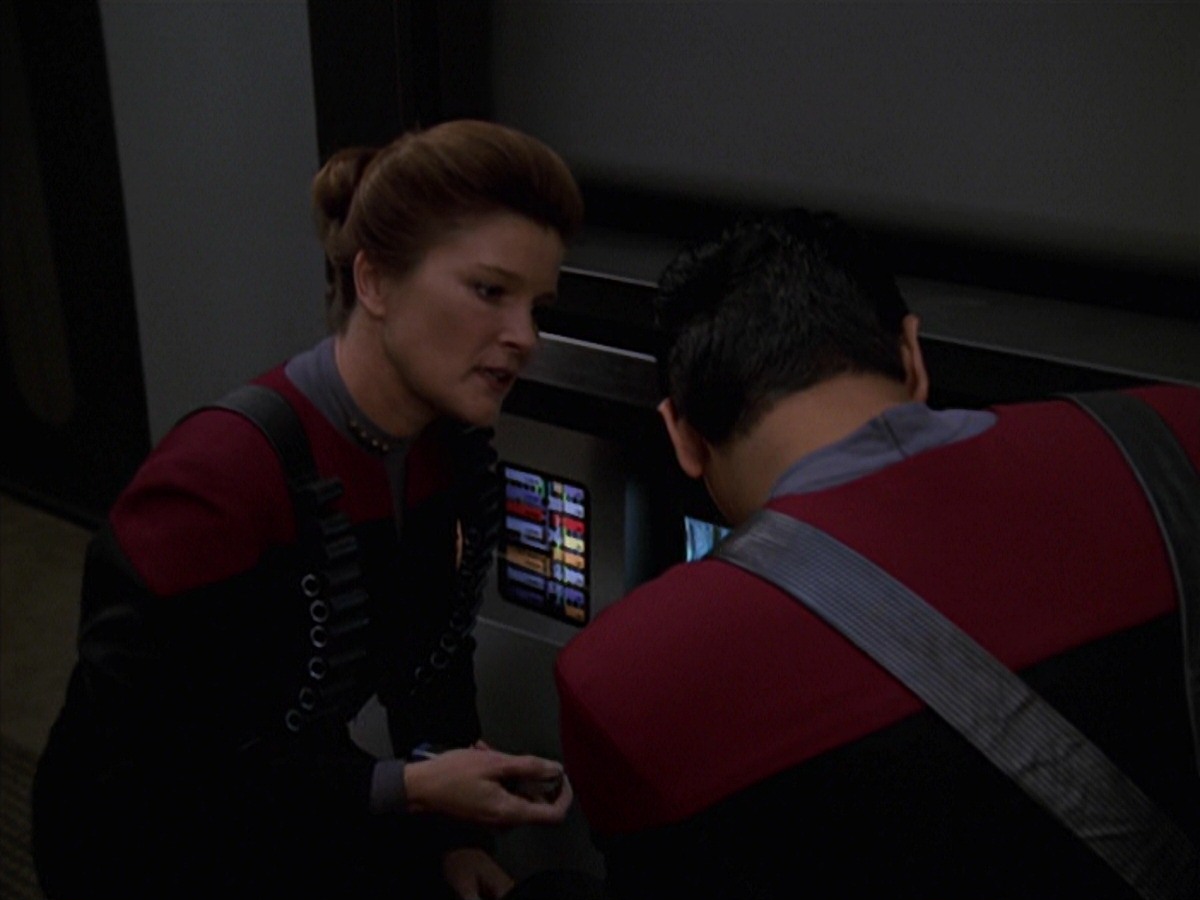 extant_StarTrek_VOY_7x11-Shattered_1946.jpg