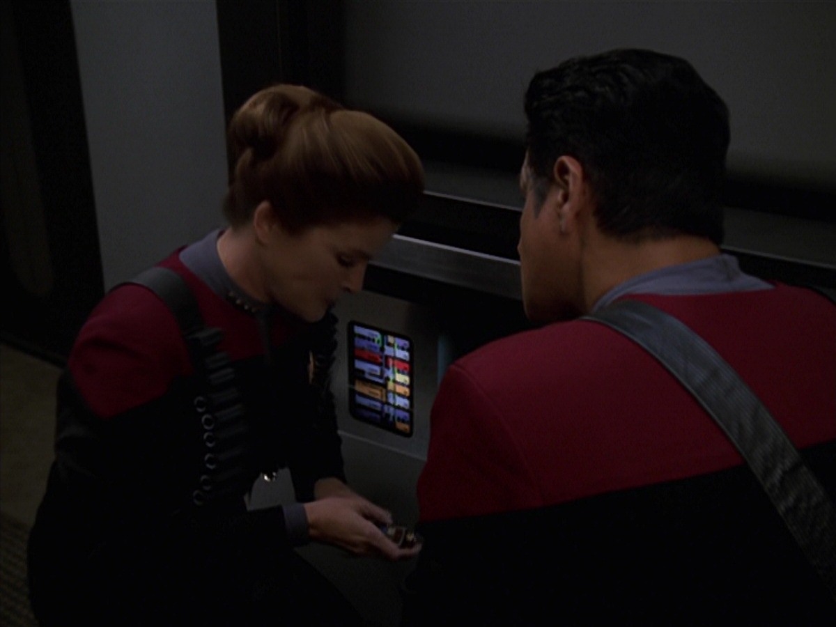extant_StarTrek_VOY_7x11-Shattered_1957.jpg