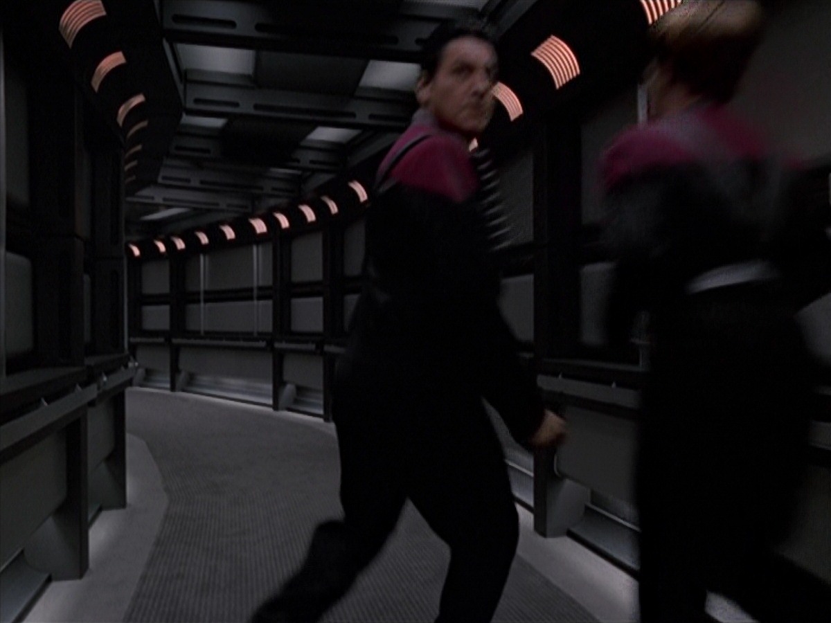 extant_StarTrek_VOY_7x11-Shattered_1971.jpg