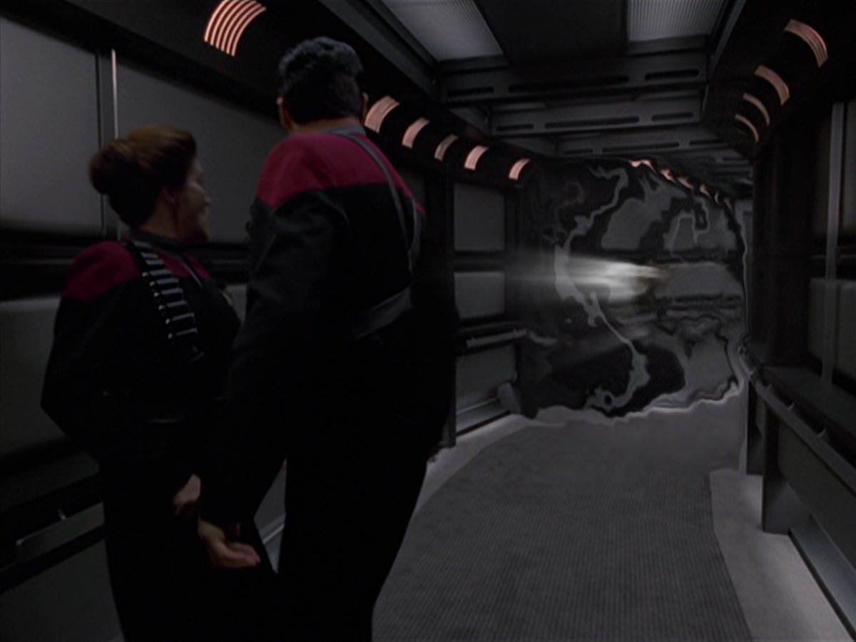 extant_StarTrek_VOY_7x11-Shattered_1976.jpg