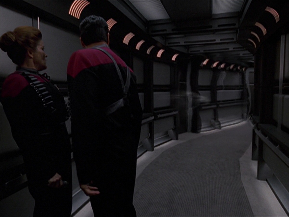 extant_StarTrek_VOY_7x11-Shattered_1977.jpg
